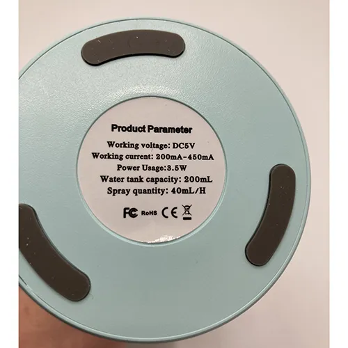 Umidificator de aer cu funcții de iluminare și un cablu de încărcare. Produs vândut online, în special prin intermediul Bykylie.se.