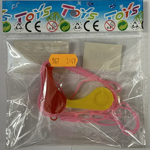 Set de două fluiere de plastic. Fiecare fluier este atașat la o sfoară textilă.