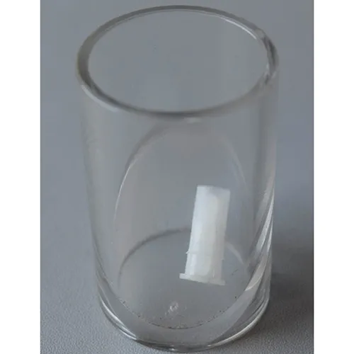 Familia de rațe galbene din plastic constă dintr-o rață mai mare și trei rațe mai mici.