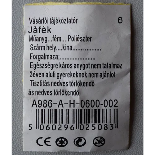 Familia de rațe galbene din plastic constă dintr-o rață mai mare și trei rațe mai mici.