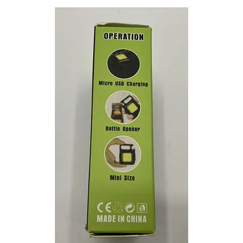 Lanternă fixată cu carabinier, de aproximativ 4x4 cm, destinată să funcționeze ca deschizător de sticle. Produs vândut online, în special prin mylar.se.