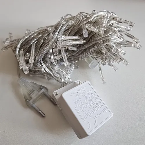 Lanț de iluminat cu 100 de lămpi cu LED-uri, tensiune nominală de 250 VAC și curent nominal de 2,5 A.