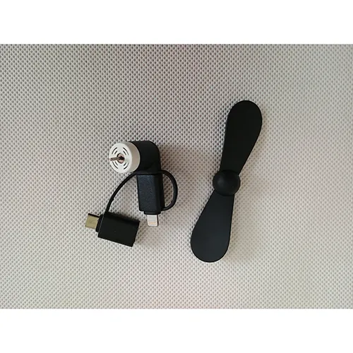 Ventilator USB mic de culoare neagră, cu două tipuri de conectori incluse. Ventilatorul poate fi atașat la un telefon mobil. Produs vândut online, în special prin intermediul www.nay.sk.