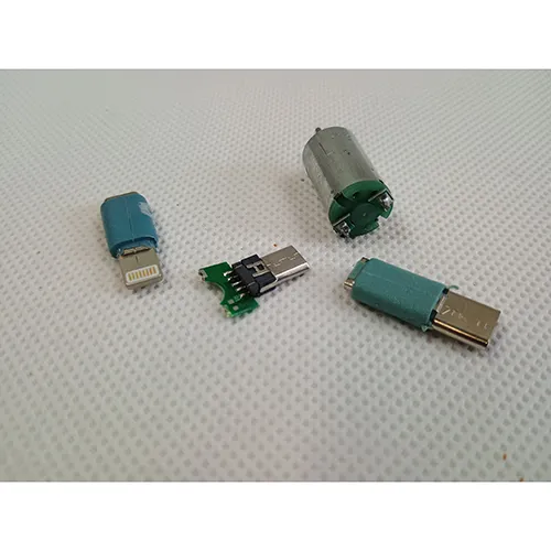 Ventilator USB mic de culoare neagră, cu două tipuri de conectori incluse. Ventilatorul poate fi atașat la un telefon mobil. Produs vândut online, în special prin intermediul www.nay.sk.