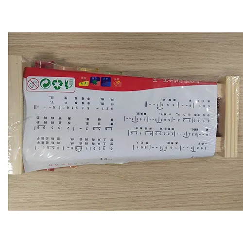 Xilofon din lemn și metal multicolor, cu 2 ciocane. Produs vândut online, în special prin intermediul royaumemontessori.fr.