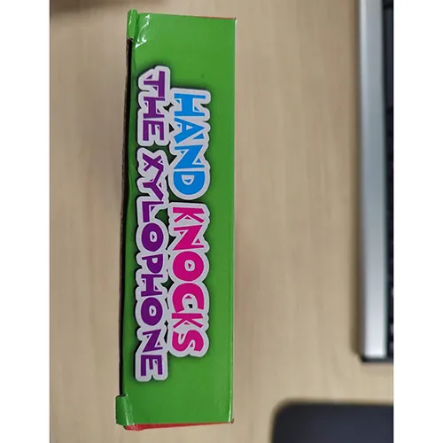 Xilofon din lemn și metal multicolor, cu 2 ciocane. Produs vândut online, în special prin intermediul royaumemontessori.fr.