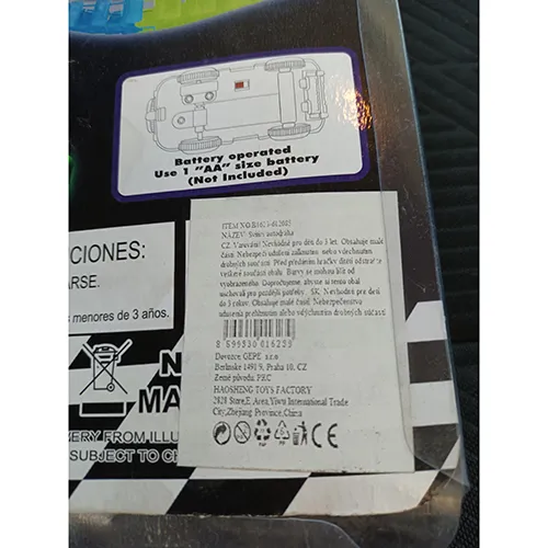 Jucărie din plastic acționată de baterii, sub forma unei mașini prevăzute cu o pistă din plastic, baterii ușoare și baterii AA.