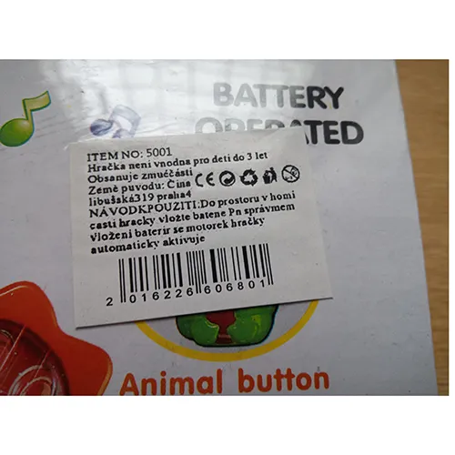 Jucărie muzicală din plastic alimentată de trei baterii AA de 1,5 V.