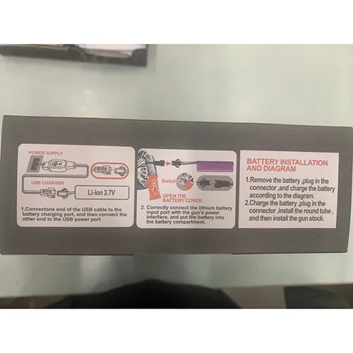 Set de jucării multicolore din plastic rigid, constând dintr-un corp în formă de pistol de jucărie cu o suprafață colorată în stil graffiti, un recipient albastru transparent pentru bile (în formă de grenadă), o baterie litiu-ion (3,7 V), un cablu de încărcare USB și ochelari Jucăria este electrică, trăgând bile de 7-8 mm.