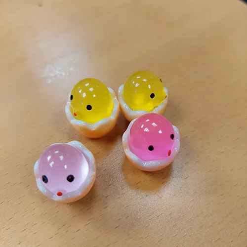 Set de 10 jucării mici din plastic în formă de pui. Produs vândut online, în special prin intermediul Temu.