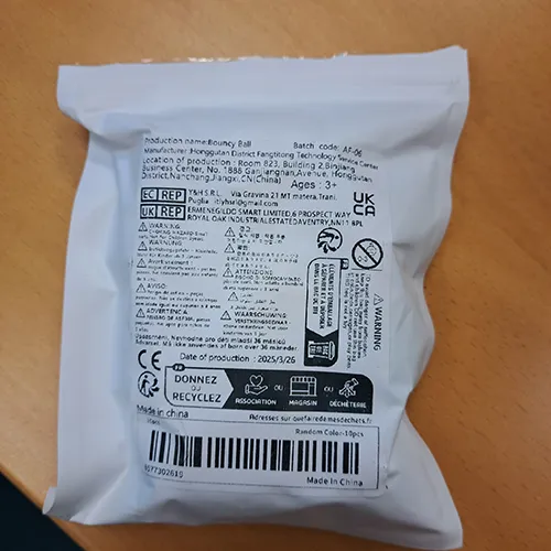 Set de 10 bile bouncy în diferite culori. Produs vândut online, în special prin intermediul Temu.