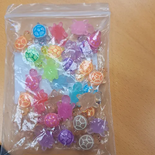 Set de 30 de jucării mici din plastic în formă de țestoase. Produs vândut online, în special prin intermediul Temu.