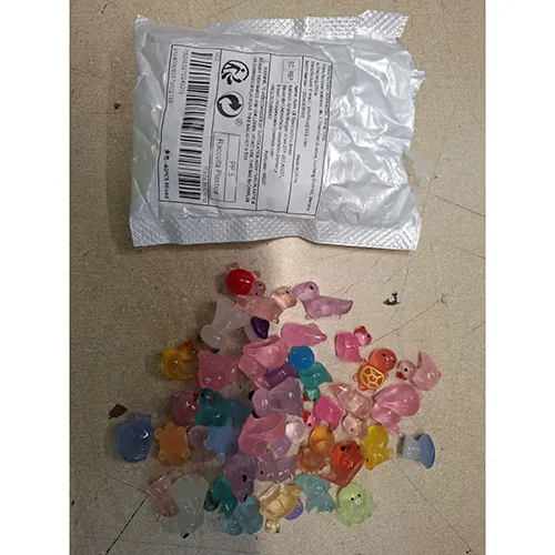 Jucării mici din plastic în formă de animale. Produs vândut online, în special prin intermediul Shein.