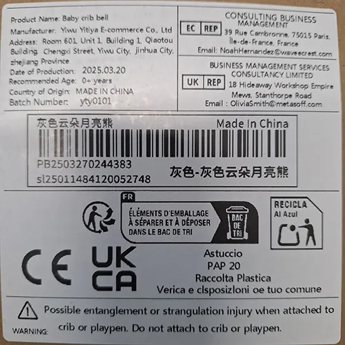 Pat de copil mobil cu jucării moi și un cadru din lemn. Produs vândut online, în special prin intermediul Shein, cu numărul de identificare: sl25011484120052748.