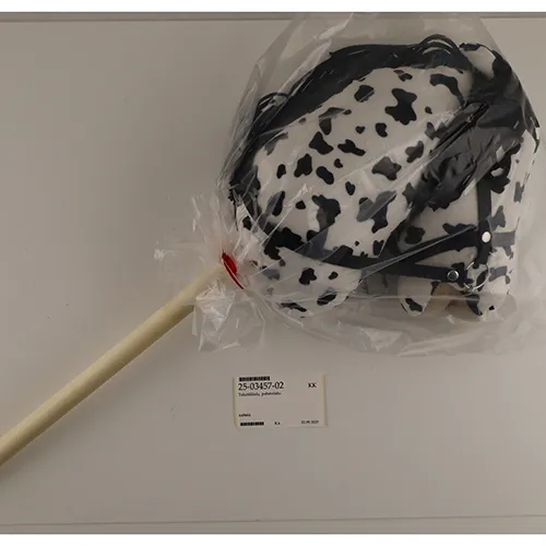 Cai de hobby maro închis și alb și negru cu un băț de lemn. Ambii cai au o coamă neagră și un frâu negru.