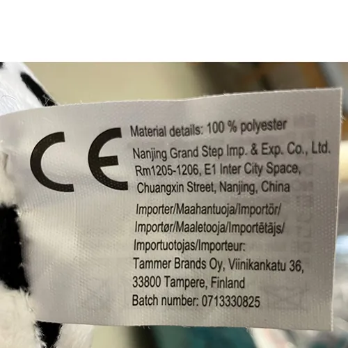 Cai de hobby maro închis și alb și negru cu un băț de lemn. Ambii cai au o coamă neagră și un frâu negru.