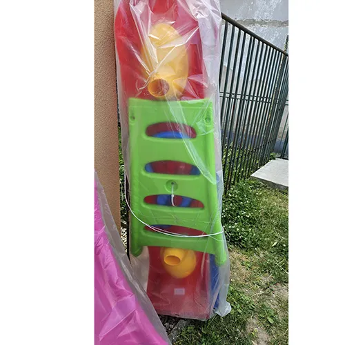 Tobogan de plastic de sine stătător, de 2 m înălțime. Toboganul are trepte care duc la zona de relaxare.