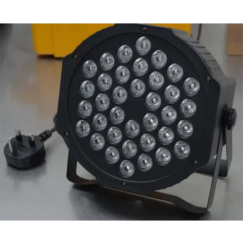 O lumină de scenă plug-in cu mai multe moduri diferite de iluminare controlate de la distanță.