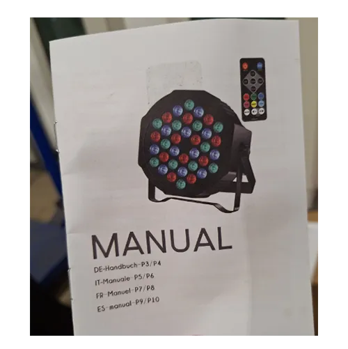 O lumină de scenă plug-in cu mai multe moduri diferite de iluminare controlate de la distanță.