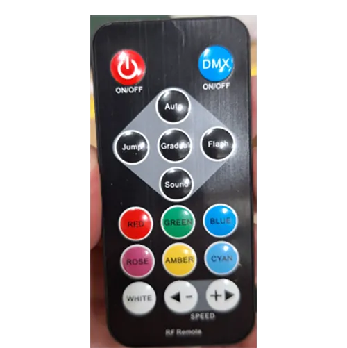 O lumină de scenă plug-in cu mai multe moduri diferite de iluminare controlate de la distanță.