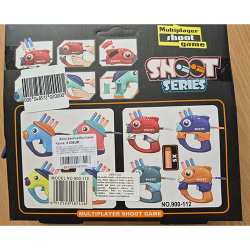 Set de jucărie care include un pistol în formă de pește cu o carcasă galbenă din plastic în gură pentru introducerea proiectilelor din spumă, două proiectile roz și trei proiectile albastre cu un arbore de spumă și o ventuză portocalie la capăt.