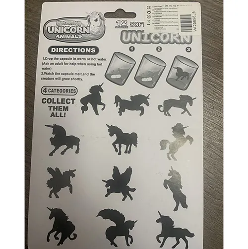 Set de jucării cu douăsprezece capsule colorate (roz, albastru, galben și verde). În interiorul fiecărei capsule se află o figură de spumă moale comprimată în formă de unicorn de diferite forme.