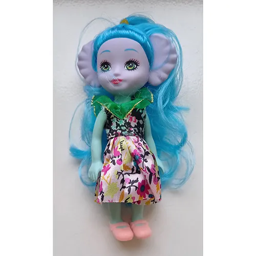 Păpușă din plastic cu ochi vopsiți și buze roșii.