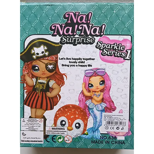 Păpușă din plastic cu ochi vopsiți și buze roșii.