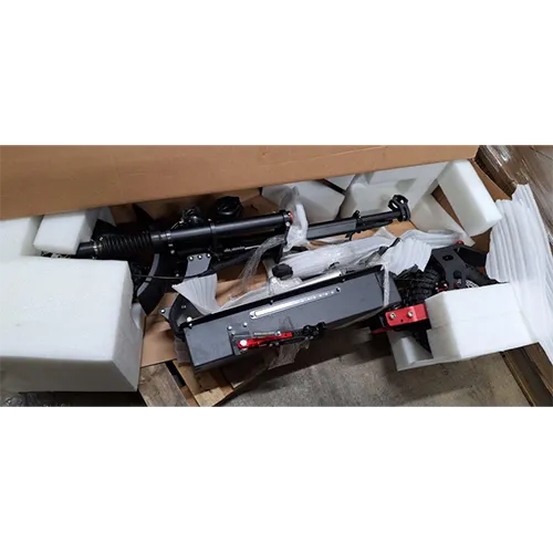 Scuter electric cu încărcător și priză non-UK (2 pini). Alți identificatori de produs „Racing Products” pe paranteză roșie