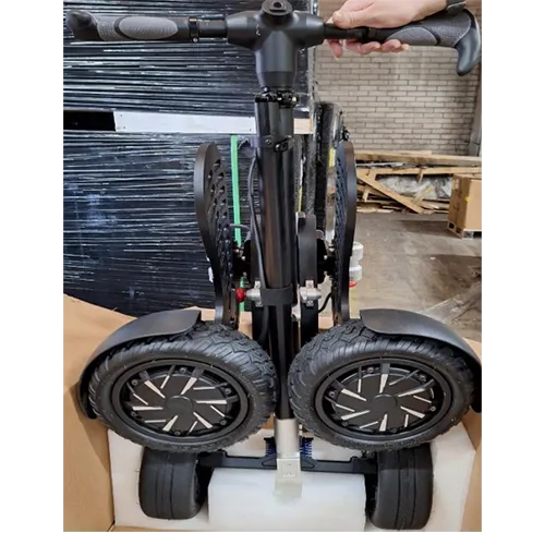 Scuter pliabil electric cu un dop de perete și un încărcător.