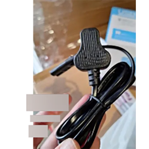 Încărcător USB cu 20 de intrări USB-A, un cablu și un conector de perete. Produs vândut online, în special prin intermediul Amazon (ASIN: X0028JW953).