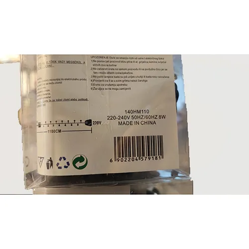 Lanț de iluminat cu 140 de becuri LED.