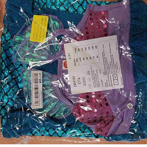 Costum de sirenă Fancy-dress în formă de rochie din diverse țesături albastre și violete cu paiete. Destinat copiilor cu vârsta cuprinsă între doi și trei ani. Produs vândut online, în special prin intermediul Shein (identificator unic: sk2404188591855511).