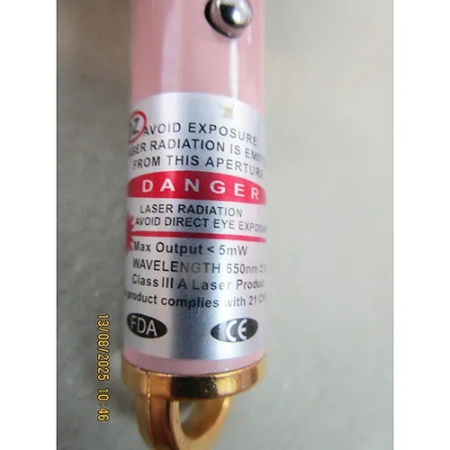 Indicator laser cu lumină intermitentă LED și un suport pentru lanț de chei în mai multe culori. Produsul are două butoane de operare și este alimentat de baterii de celule.