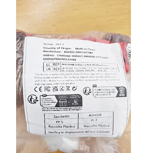 Jucărie electronică de pluș în formă de cățeluș cu panglică roșie și guler cu clopot. Produs vândut online, în special prin intermediul Shein (identificator unic: sl2311262284392222).