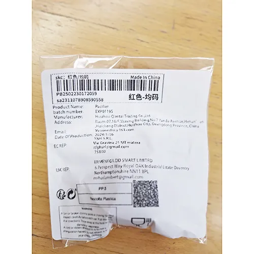 Suzetă roșie în formă de buze. Produs vândut online, în special prin intermediul Shein.