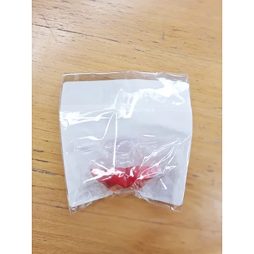 Suzetă roșie în formă de buze. Produs vândut online, în special prin intermediul Shein.