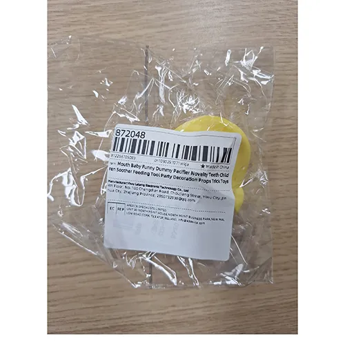 Suzetă galbenă în formă de cioc de rață. Produs vândut online, în special prin intermediul AliExpress (identificator unic: 1005007316464587).