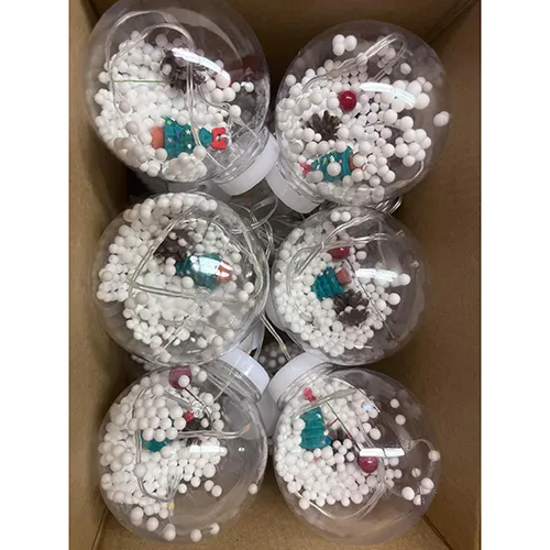 Lanț de iluminat cu zece ornamente sferice din plastic cu bile de polistiren și decorațiuni de pin.