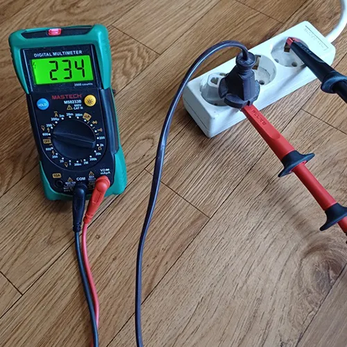 Adaptor de călătorie în negru sau alb cu mufă EURO clasa II și priză pentru clasa SUA II tip A și mufă schuko.