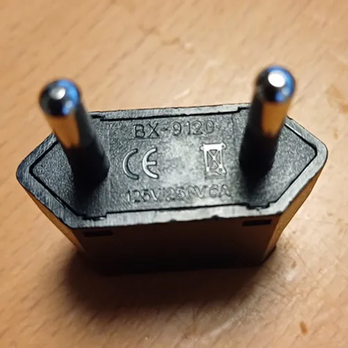 Adaptor de călătorie în negru sau alb cu mufă EURO clasa II și priză pentru clasa SUA II tip A și mufă schuko.