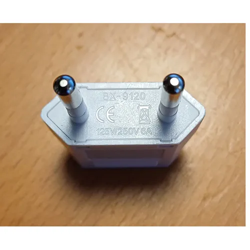 Adaptor de călătorie în negru sau alb cu mufă EURO clasa II și priză pentru clasa SUA II tip A și mufă schuko.