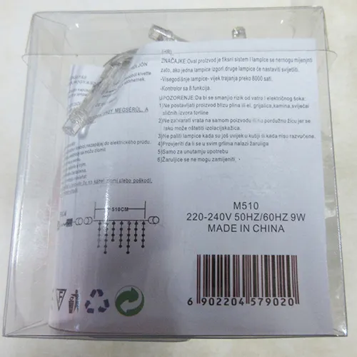 Lanț de iluminat cu lumini LED multicolore și o priză care permite extensii.