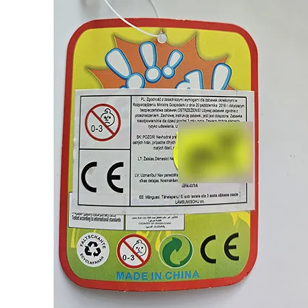 Zornăitoare de jucărie cu mâner verde și o parte superioară în formă de bilă colorată.