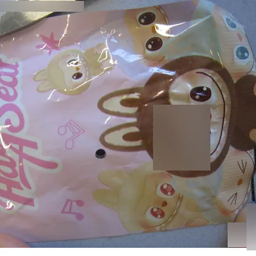 Jucărie moale, din plastic și pâslă, în formă de păpușă Labubu. Jucăria include o curea. Data producției: iunie 2025.