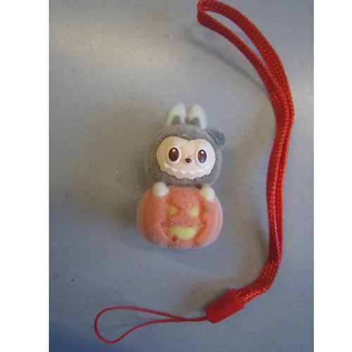 Jucărie moale, din plastic și pâslă, în formă de păpușă Labubu. Jucăria include o curea. Data producției: iunie 2025.