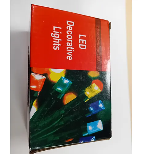 Lanț de iluminat cu 100 de lumini LED multicolore.