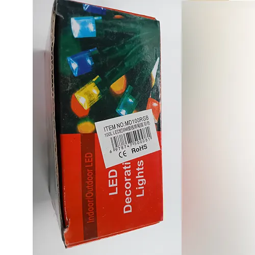 Lanț de iluminat cu 100 de lumini LED multicolore.