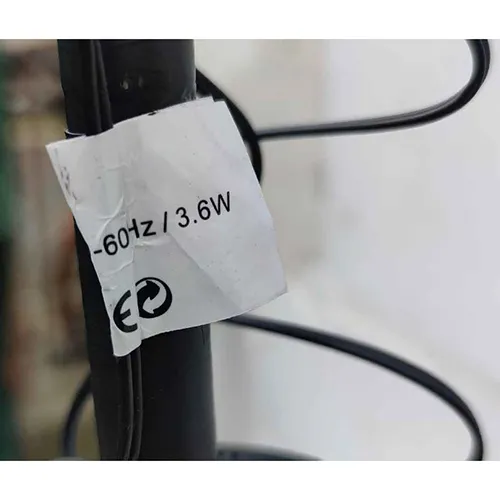 Lanț de iluminat galben cu lumini LED în formă de copac.