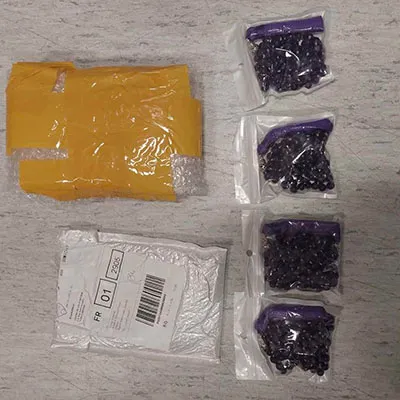 Colier din margele mov cu pompom lung mov și accesorii metalice argintii. Produs vândut online, în special prin intermediul AliExpress (identificator unic: 1005003701979934).